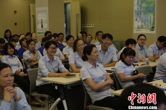 100位物業管理干部與保潔人員參加了"首期物業服務人員垃圾分類專題