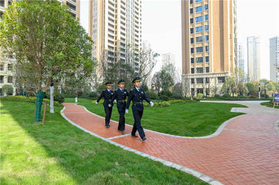 武漢融創(chuàng)融公館一期工地開放日 近400戶業(yè)主提前鑒證新家