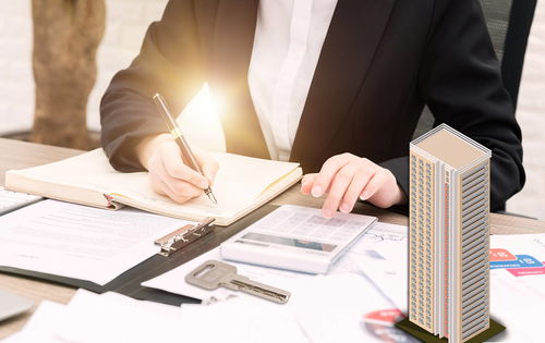 物業(yè)管理公司預(yù)收了業(yè)主跨年度的物業(yè)管理費(fèi),何時確認(rèn)企業(yè)所得稅收入